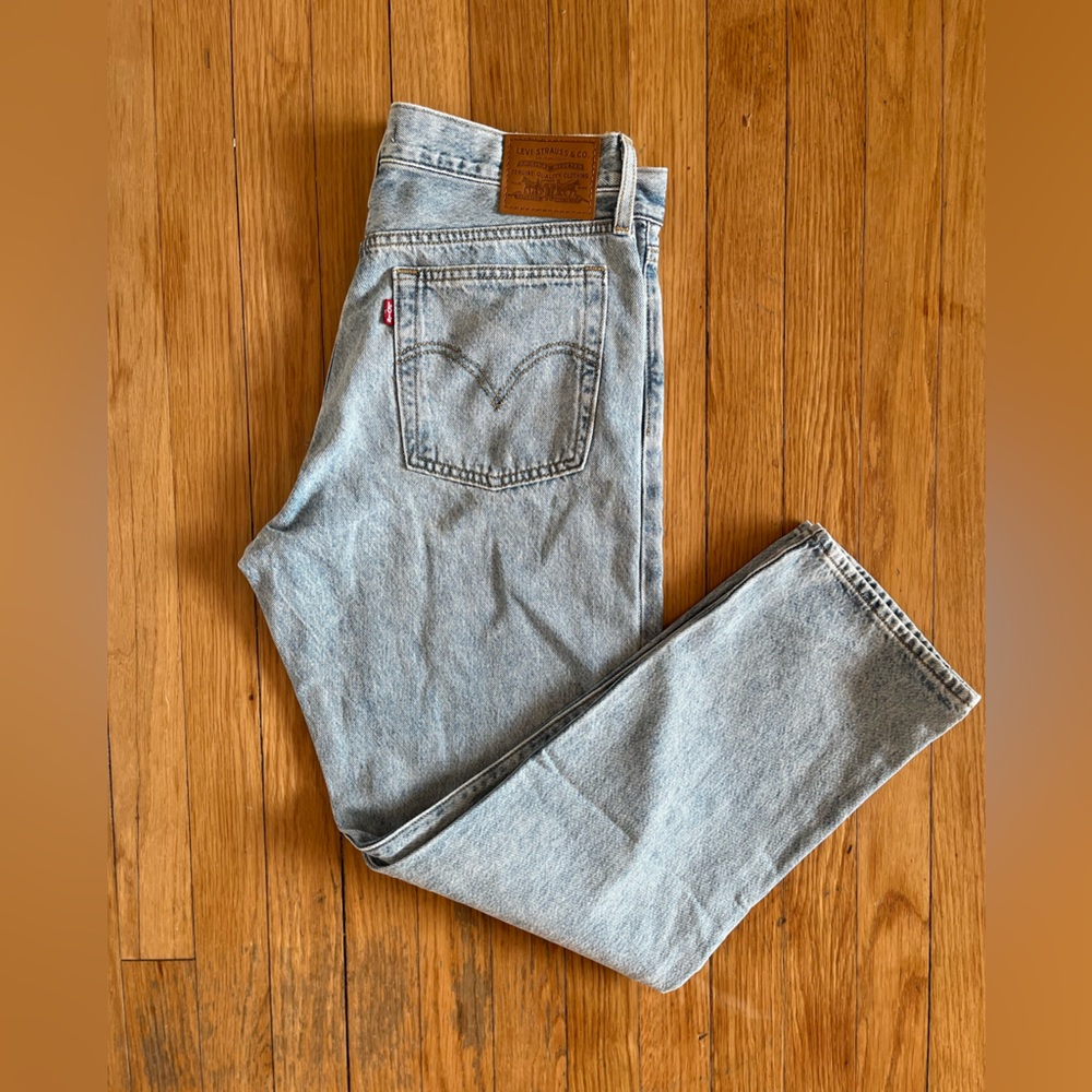 Levi Wedgie Light Wash Jean